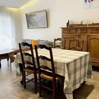 Bright airy family style 7 min walk to beach