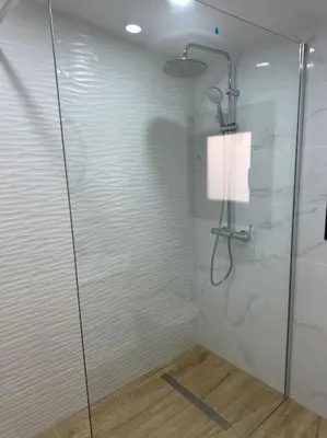 a shower with a glass door in a bathroom at Casa de Invitados in La Floresta Pearson