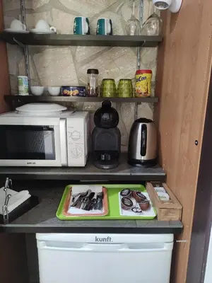 a kitchen with a microwave and a stove at Alojamiento independiente de invitados el Olivo in El Prat de Llobregat
