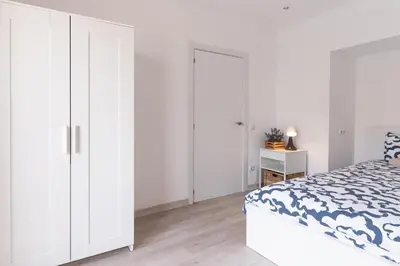 a bedroom with white cabinets and a bed at Hermoso apartamento en el centro in Barcelona