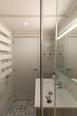 a bathroom with a sink and a shower at Hermoso apartamento en el centro in Barcelona