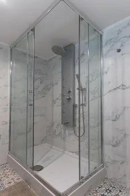 a shower with a glass enclosure in a bathroom at Hermoso apartamento en el centro in Barcelona