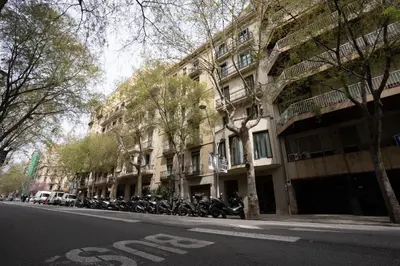 a row of motorcycles parked in front of a building at Hermoso apartamento en el centro in Barcelona