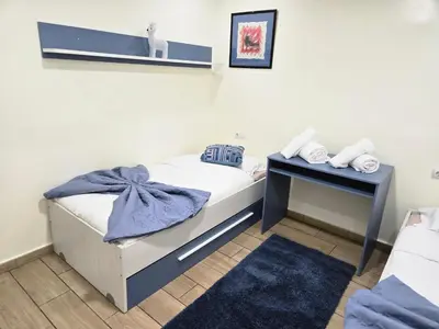 a small bedroom with a bed and a desk at Apartamento Moderno, amplio y muy cómodo in Terrassa