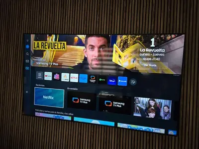 a television screen with a picture of a man at Apartamento Moderno, amplio y muy cómodo in Terrassa