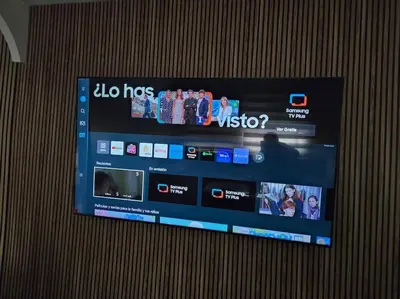 a wall with a picture of a website on it at Apartamento Moderno, amplio y muy cómodo in Terrassa