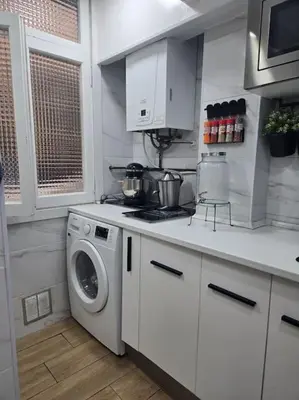 a kitchen with a stove and a washing machine at Alojamiento Entero Moderno En Barcelona Terrassa in Terrassa