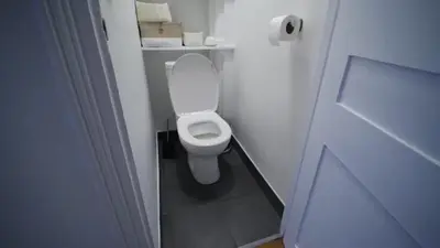 a small bathroom with a toilet in a stall at Bien en exclusivité in El Prat de Llobregat