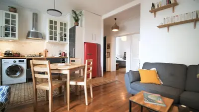 a kitchen and living room with a table and a couch at Bien en exclusivité in El Prat de Llobregat