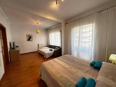 a small bathroom with a toilet and a shower at Habitaciones acogedoras en Aragón in Barcelona