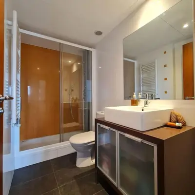 a bathroom with a sink and a toilet at Pis molt cèntric amb vistes in Terrassa