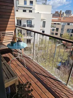 a balcony with a table and a view of a building at Pis molt cèntric amb vistes in Terrassa