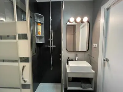 a bathroom with a sink and a shower with a mirror at 15 min en metro a Sagrada Familia in Sant Adria de Besos