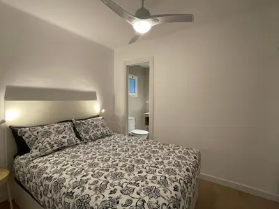 a bedroom with a bed and a ceiling fan at 15 min en metro a Sagrada Familia in Sant Adria de Besos