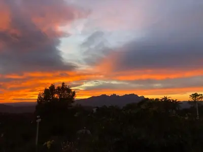 a sunset with the sun setting in the sky at villa 7 personnes 45 mn Barcelone vue sur Montserrat in Vacarisas