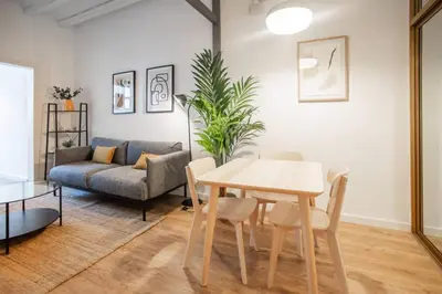 a living room with a table and a couch at Fantástico piso en Barcelona in Barcelona