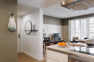 a dining room and kitchen with a table and chairs at Loja - 2 bedrooms in Sant Antoni in Barcelona