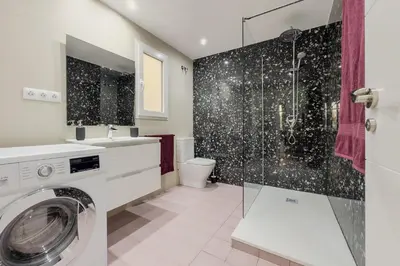 a bathroom with a washing machine and a shower at Apartamento Rambla Cataluña 35 in Barcelona