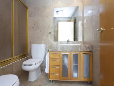a bathroom with a toilet and a shower and a sink at Apartamento cerca de la playa in Barcelona