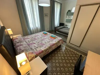 a small hotel room with a bed and a couch at Alojamiento Rogeretto in Barcelona