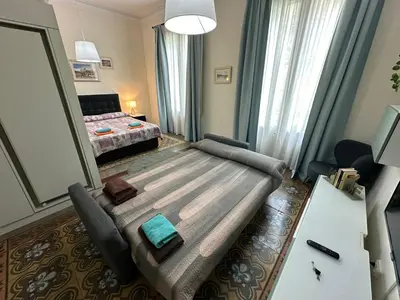 a living room with a couch and a bed at Alojamiento Rogeretto in Barcelona