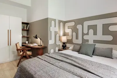 a bedroom with a large bed and a mirror at Brisa - 1 bedroom and balcony in Sant Antoni in Barcelona