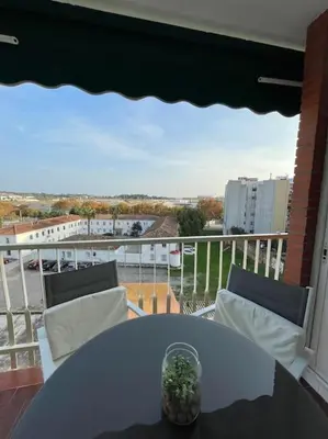 a table and chairs on a balcony with a view at Apartamento en el centro urbano in Vilanova i la Geltrú