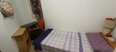 a small bedroom with a bed and a desk at Estudio, privado e independiente in Hospitalet de Llobregat