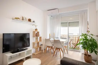 a living room with a television and a table with chairs at 2 Habitaciones Hospitalet in Hospitalet de Llobregat