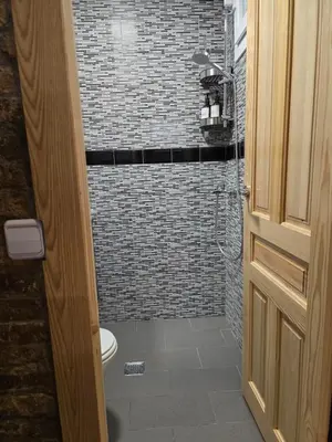 a bathroom with a shower and a toilet in a room at Casa Acogedora in Hospitalet de Llobregat