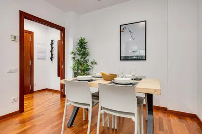 a dining room with a table and chairs at Acogedor apartamento en el corazón de Sant Antoni in Barcelona