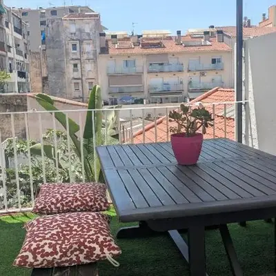 Centric apartment 100m from the beach