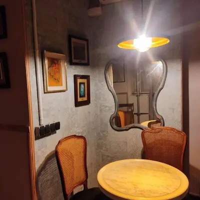 a table with a mirror and a table with chairs at Barcelona RAVAL Y ROQUETES in Hospitalet de Llobregat