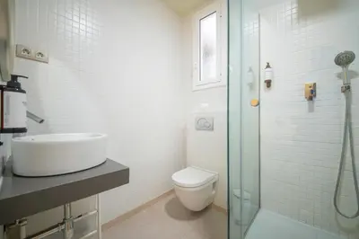 a bathroom with a sink and a toilet and a shower at Apartamento de 3 habitaciones en Sant Antoni in Barcelona