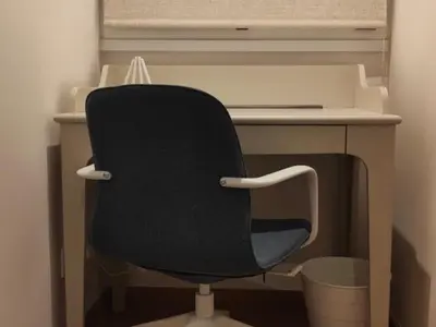 a black office chair sitting in front of a desk at Gran Vía de Carlos III B in Barcelona