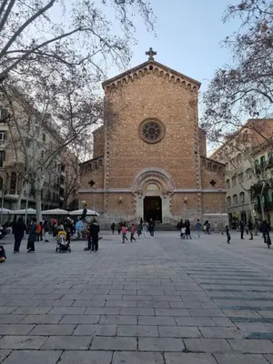 a large brick church with people walking in front of it at 1 Habitación Matrimonial Privada con baño incluido in Barcelona