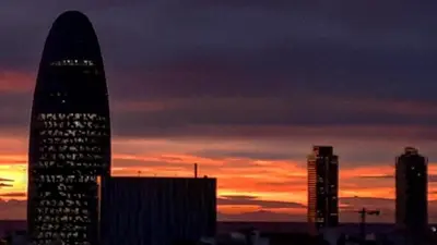 a silhouette of a city skyline with buildings at sunset at 1 Habitación Matrimonial Privada con baño incluido in Barcelona