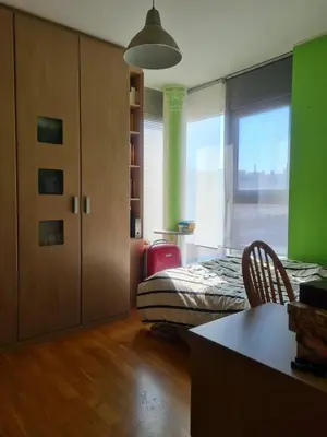 a bedroom with a bed and a desk and a window at Alojamiento entero luminoso y bien ubicado en Terrassa Barcelona 3habitaciones 2baños in Terrassa