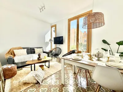 a living room with a couch and a table at Piso en gracia de 3 habitaciones dobles suits in Barcelona