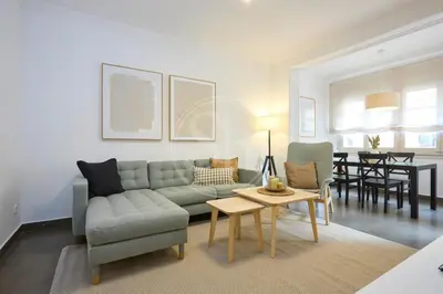 a living room with a couch and a table at Céntrico apartamento in Barcelona
