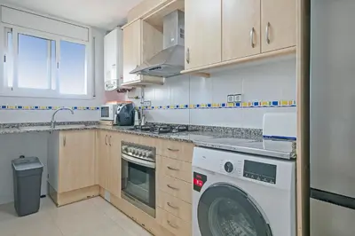 a kitchen with a washer and a washing machine at Apartamento Cubelles Molí Baix in Cubelles