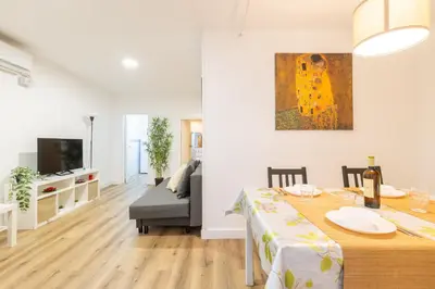 a dining room and living room with a dining table at Apartamento 3 hab Fira de Bcn a 20 minutos de Bcn Centro in Hospitalet de Llobregat