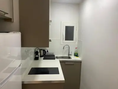 a kitchen with a sink and a counter top at Apartamento Barcelona in Barcelona