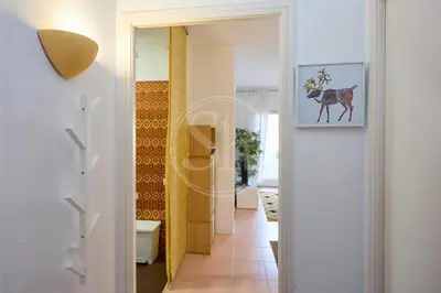 a hallway with a door leading into a bathroom at Acogedor apartamento en Barcelona in Barcelona