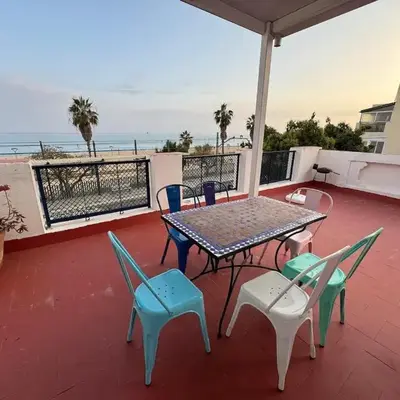 Casa con vistas al mar y jardín