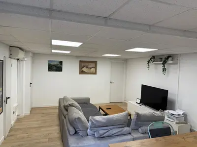 a living room with a couch and a flat screen tv at Apartamento 3 habitaciones con piscina in Sant Cugat del Vallès