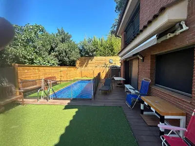 a backyard with a pool and a table and chairs at Apartamento 3 habitaciones con piscina in Sant Cugat del Vallès