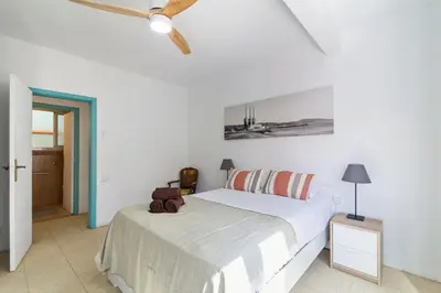 a bedroom with a bed and a ceiling fan at 1º Apartamento 3 hab 15' Barcelona centro 8' Playa in Sant Adria de Besos