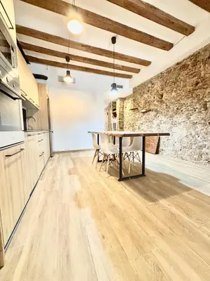 a kitchen and dining room with a table at Piso con dos habitaciones con camas dobles y terrazas en el Poblenou in Barcelona