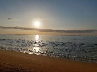 a sunset on a beach with the ocean at Vistas al mar y garaje cerca de BCN in Sant Vicenç de Montalt